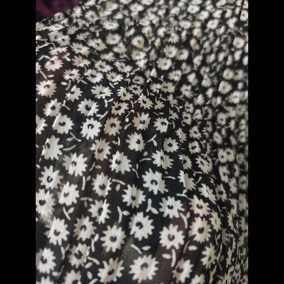 Black Floral Frilled Shirt (INTERNATIONAL)🤍🖤 - Picture 10 of 10